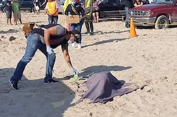 “Hasta les dio recio”: Conductor aplasta a dos jóvenes que estaban enterrados en la arena de una playa