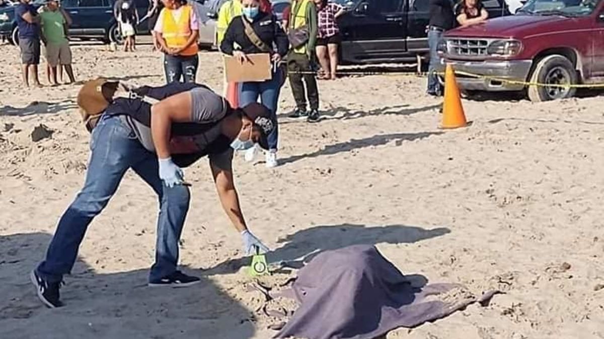 “Hasta les dio recio”: Conductor aplasta a dos jóvenes que estaban enterrados en la arena de una playa