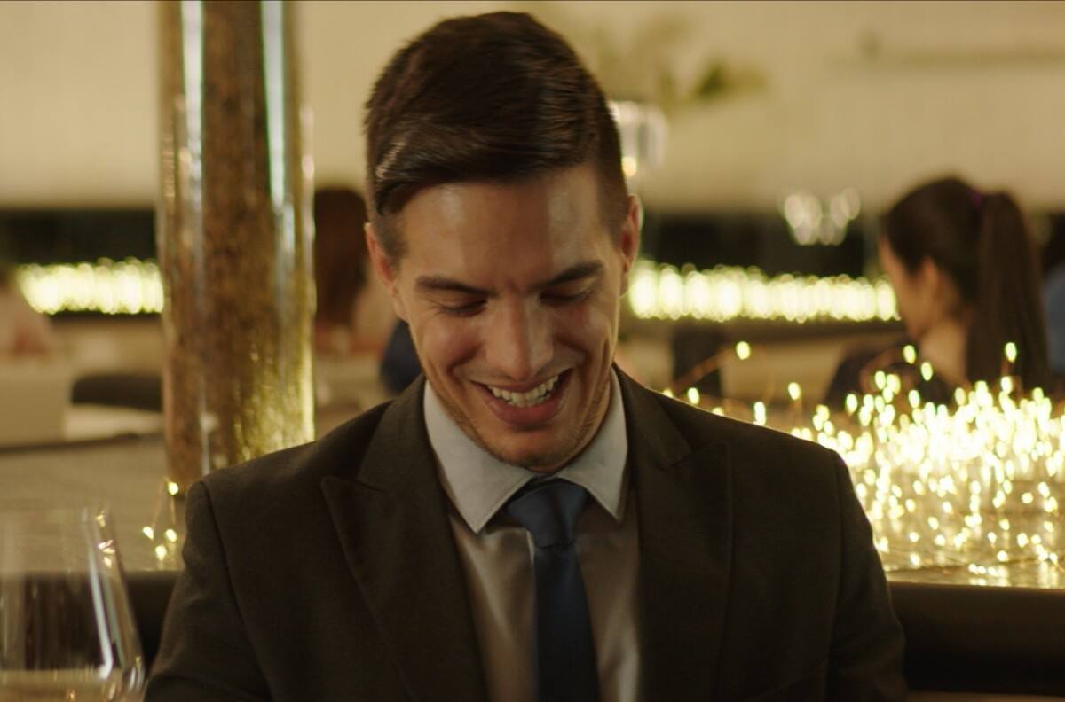 Vadhir Derbez estrena "El mesero" en cine y lanza tema de desamor con Ximena Sariñana