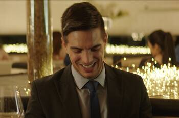 Vadhir Derbez estrena "El mesero" en cine y lanza tema de desamor con Ximena Sariñana