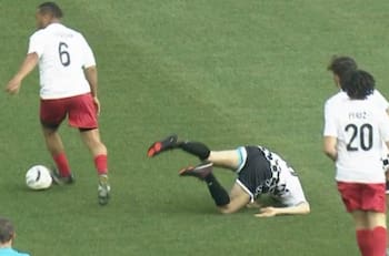 VIDEO | Ferrari da pena en el fútbol: Sainz se lesiona y Leclerc se pierde un gol imposible