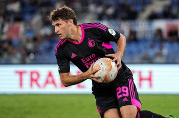 Santi Giménez provoca problemas en el vestidor del Feyenoord tras derrota en la Europa League