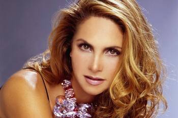 Lucero se burla de los que creen que es millonaria