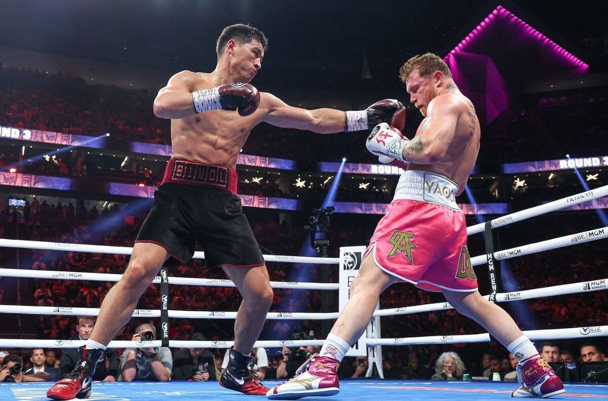 Dmitry Bivol venció a Saúl 'Canelo' Álvarez y se llevó la pelea por decisión unánime