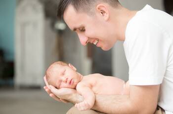 VIDEO | Hombre se vuelve viral al compartir sus primeros minutos como papá