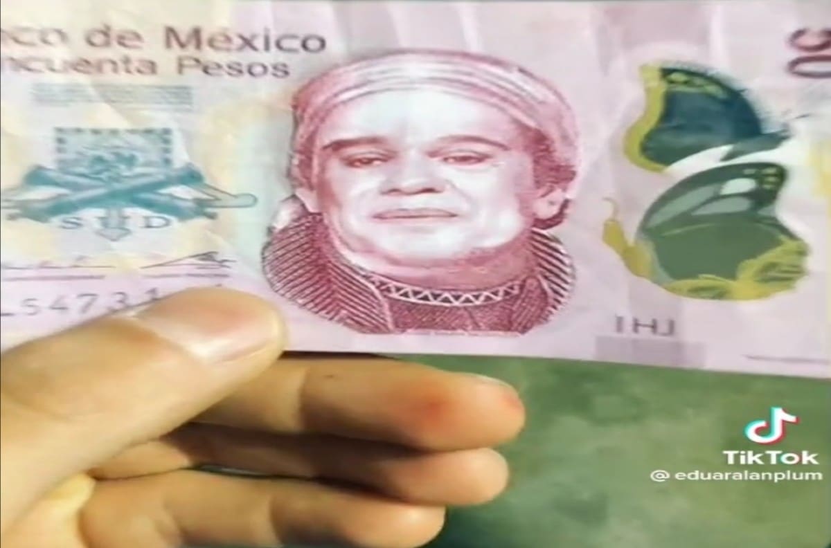 VIDEO | Joven recibe billete falso de 50 pesos con la cara de Juan Gabriel y se hace viral