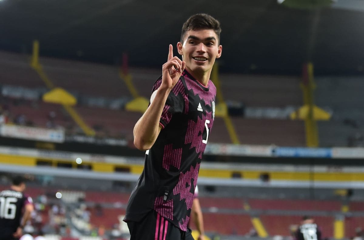 Le llueven críticas a la Selección Mexicana por destacar en Twitter a Johan Vásquez