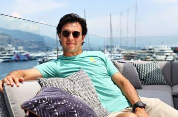 VIDEO | Checo Pérez arribó al GP de Mónaco abordo de un lujoso yate