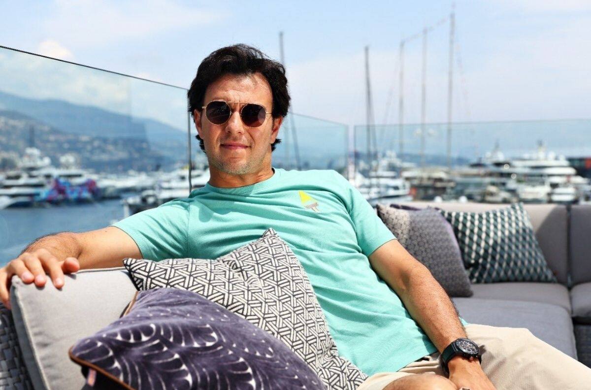 VIDEO | Checo Pérez arribó al GP de Mónaco abordo de un lujoso yate