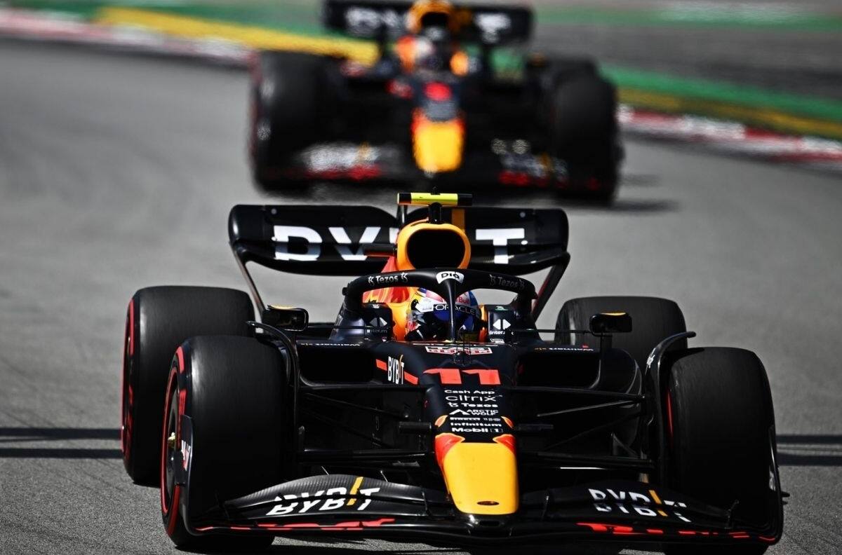 VIDEO | ‘Checo’ Pérez le cedió su puesto a Max Verstappen, pero lo consideró “injusto”