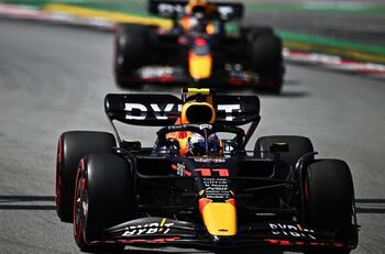 VIDEO | ‘Checo’ Pérez le cedió su puesto a Max Verstappen, pero lo consideró “injusto”