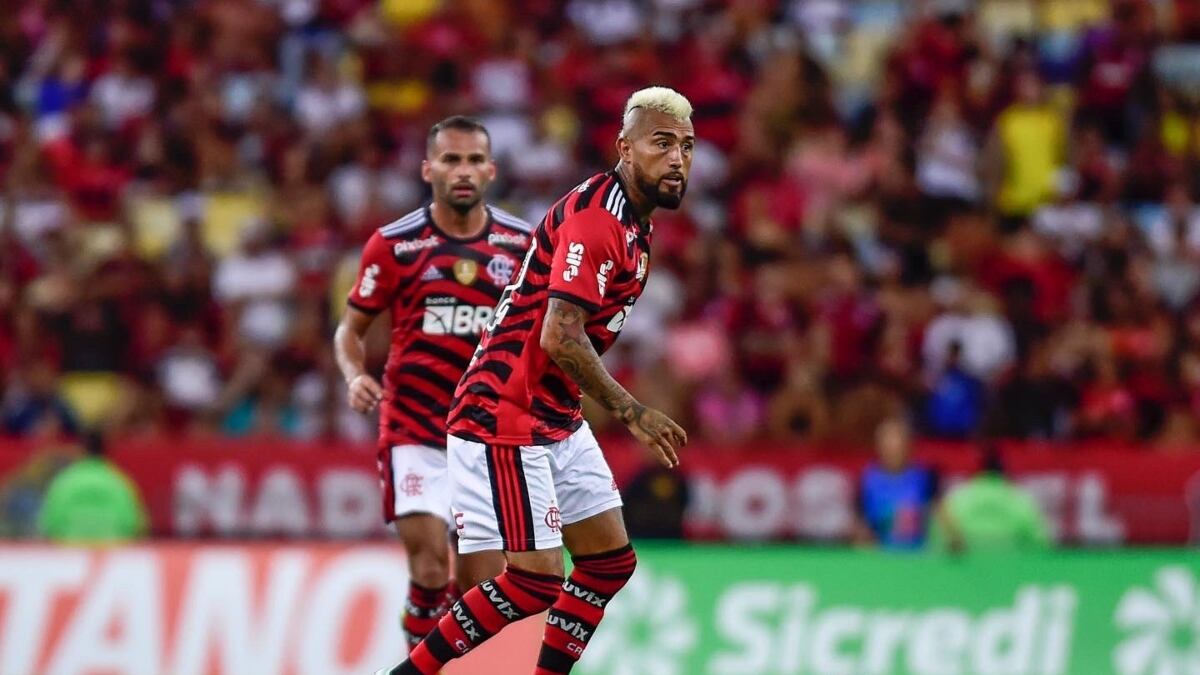 Arturo Vidal controla el balón en partido de Flamengo en estadio Maracaná.