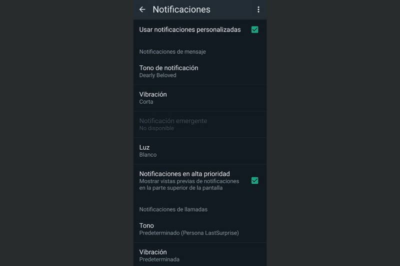 Deberás activar el uso de notificaciones personalizadas en WhatsApp.