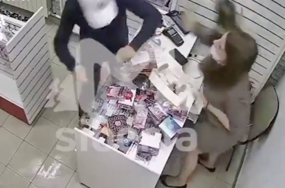 Video: Mujer evita un robo en tienda para adultos con un juguete