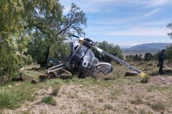 Salen ilesos pilotos tras desplome de helicóptero de la Fuerza Aérea Mexicana