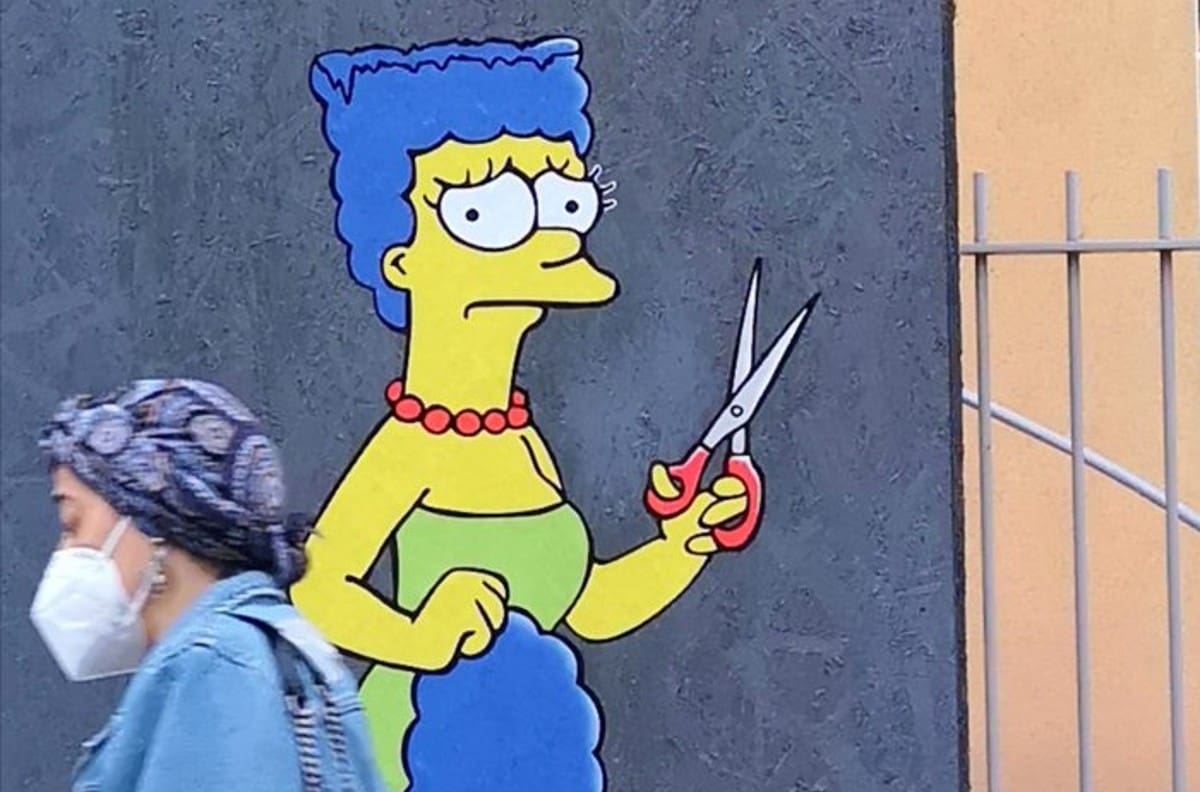 VIRAL | Borran mural de Marge Simpson cortándose su pelo en apoyo a Mahsa Amini