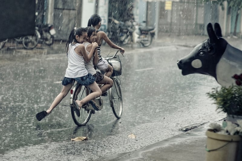 niños bajo la lluvia