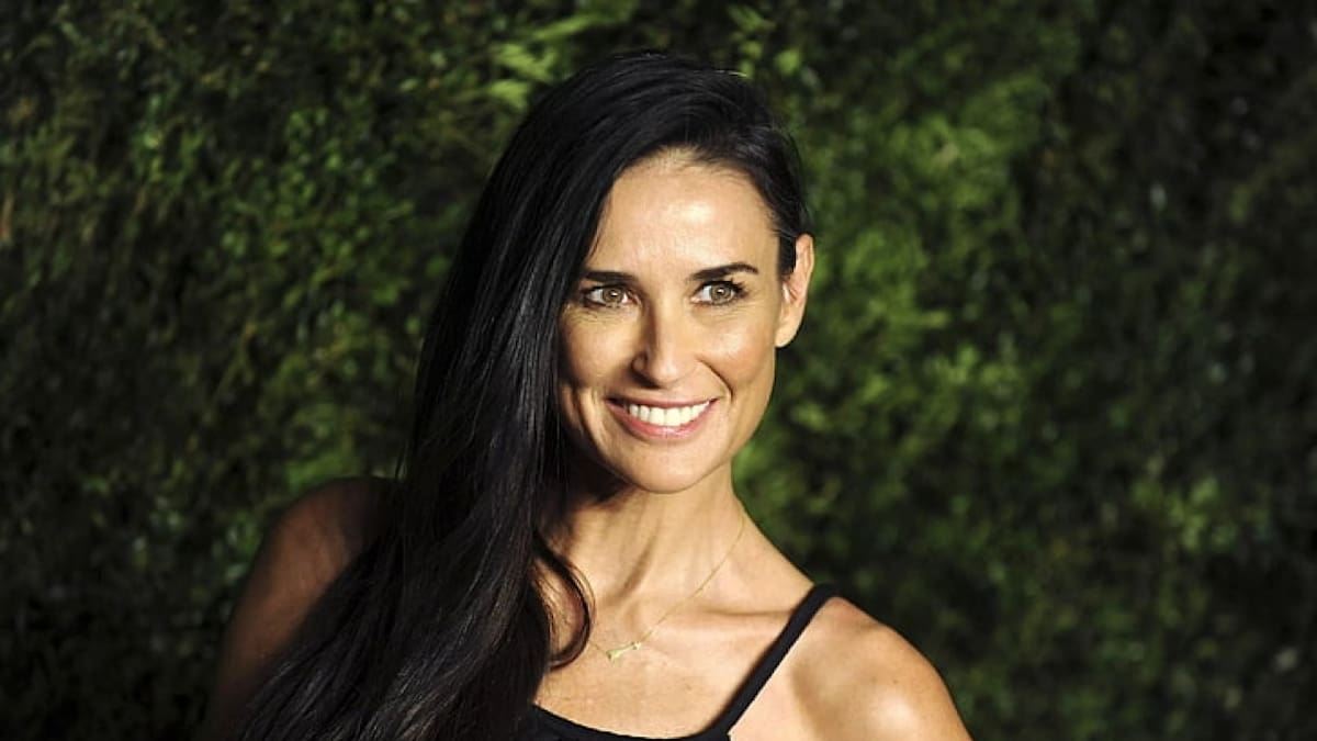 Demi Moore luce pronunciado escote y desquicia a la Semana de la Moda de París