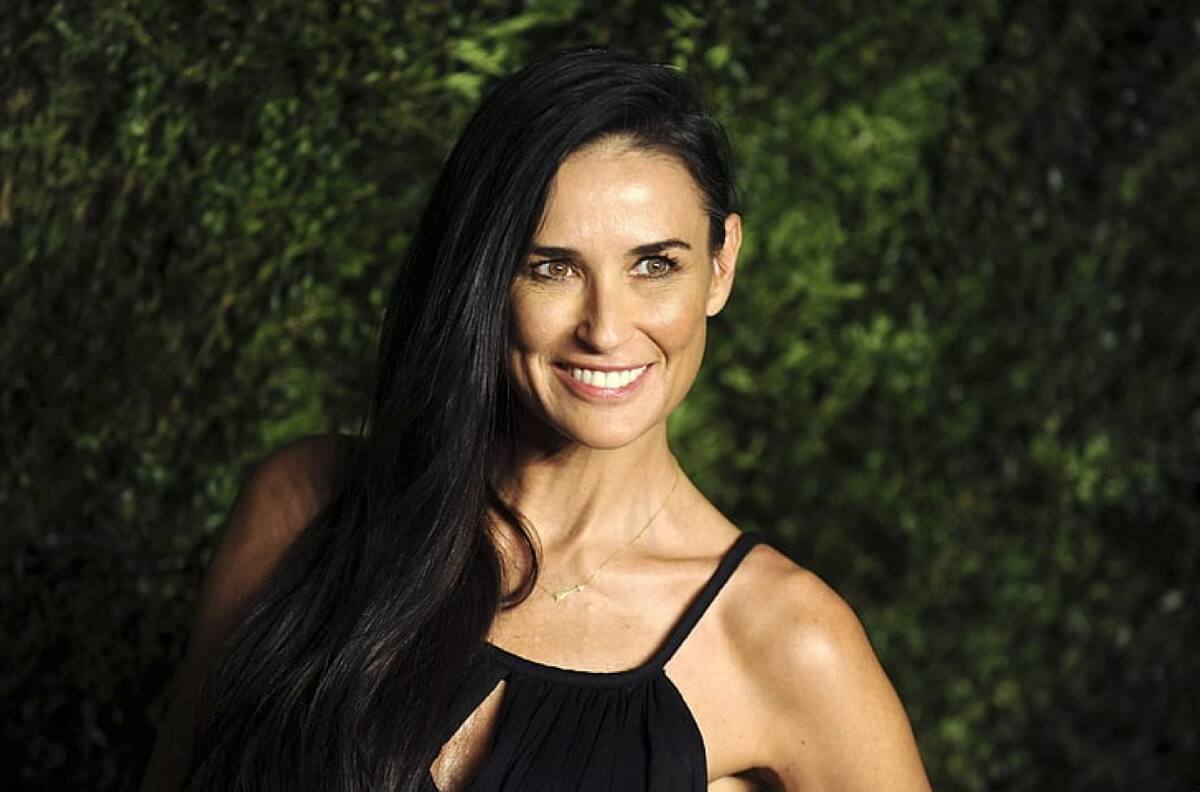 Demi Moore luce pronunciado escote y desquicia a la Semana de la Moda de París