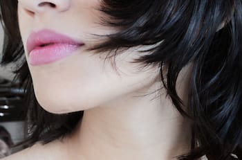 Deshazte de la papada con este aceite esencial y logra un rostro firme