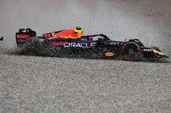 Video muestra cómo George Russell es responsable del choque con Checo Pérez