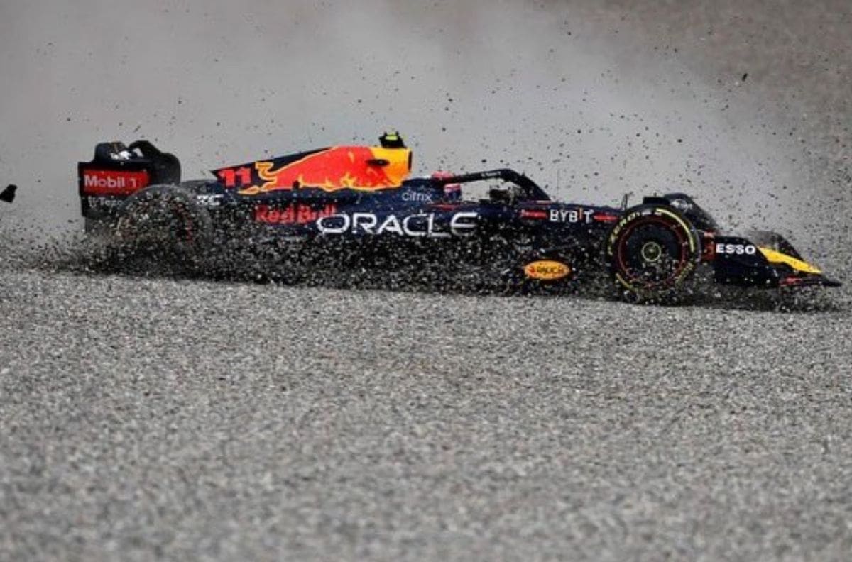 Video muestra cómo George Russell es responsable del choque con Checo Pérez