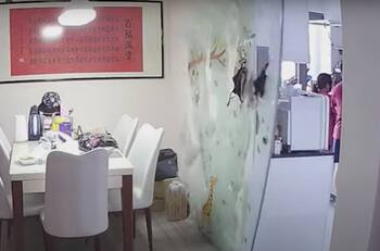 Video: ¿Fue Harry Potter? Puerta corrediza estalló y voló en mil pedazos