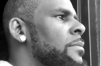 R. Kelly es un "depredador” que usó su fama para atraer a niñas, niños y mujeres jóvenes, señaló la jueza