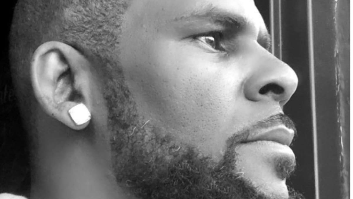 R. Kelly es un "depredador” que usó su fama para atraer a niñas, niños y mujeres jóvenes, señaló la jueza