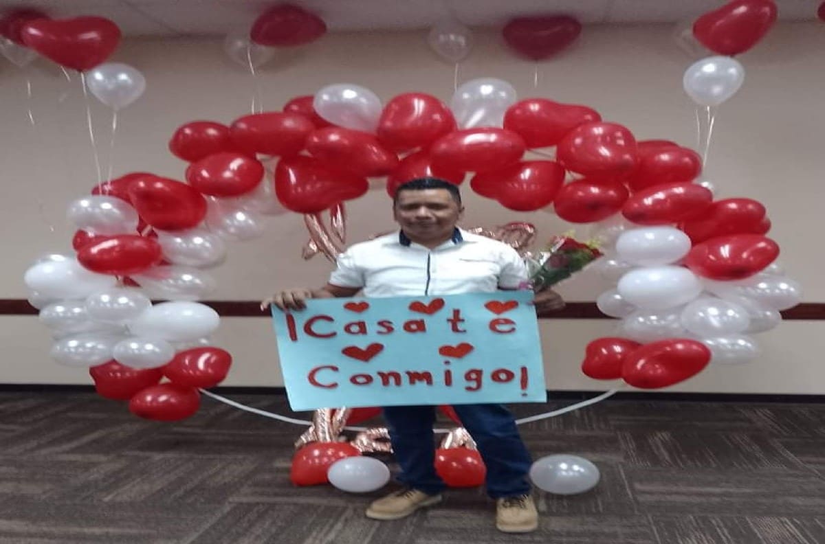 VIRAL | Citan a joven a una "junta laboral" que se convirtió en una propuesta de matrimonio