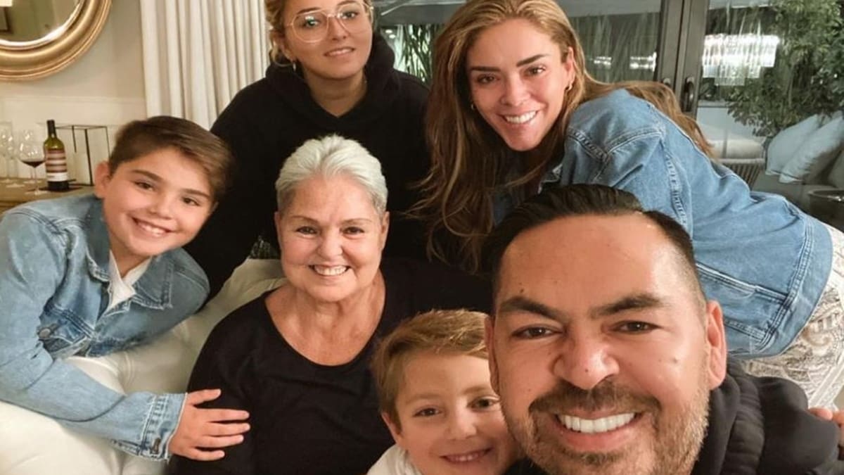 Lupita D'Alessio recibe vacuna contra covid-19 y después de un año se reencuentra con su familia