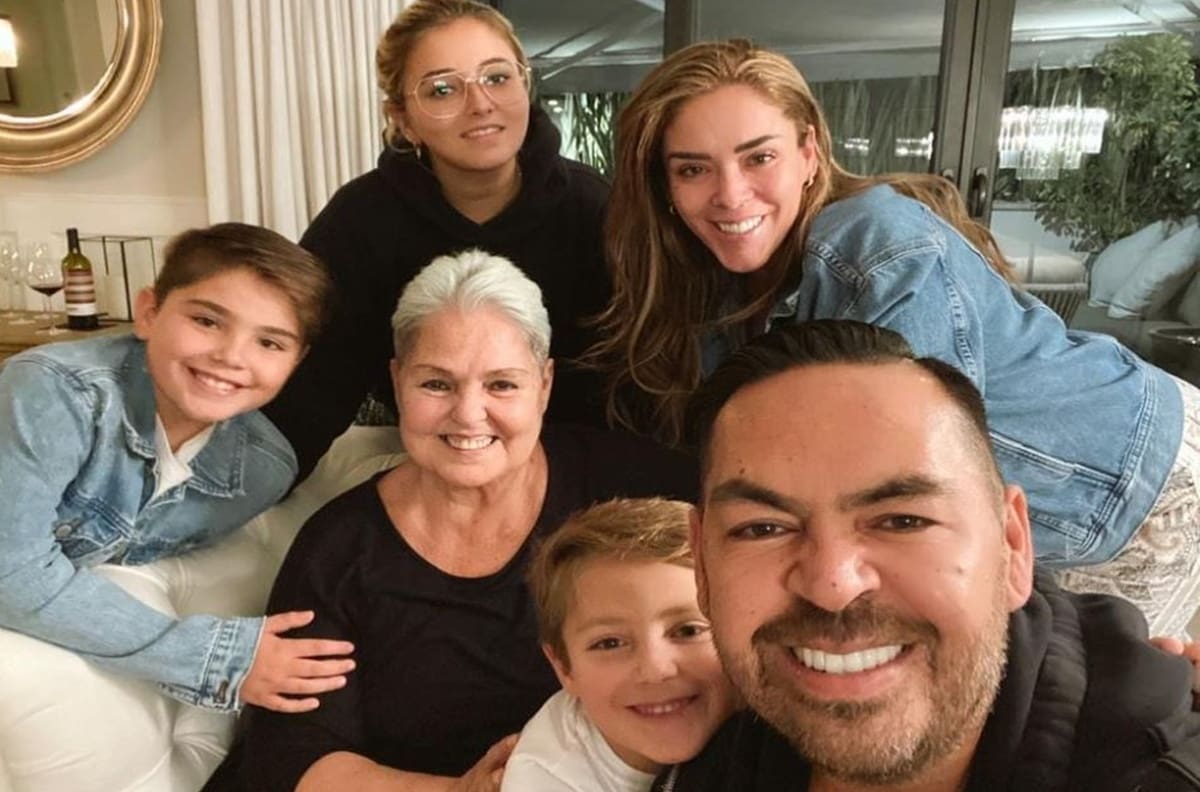 Lupita D'Alessio recibe vacuna contra covid-19 y después de un año se reencuentra con su familia