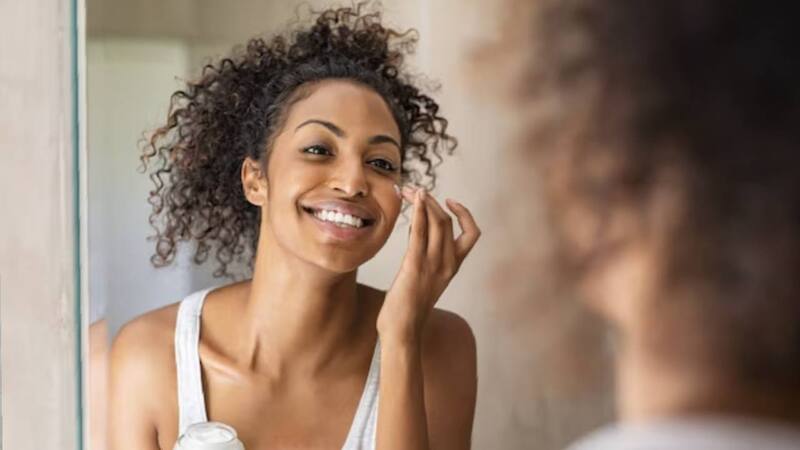Sigue estos consejos para tener una piel mate (Foto: Freepik).