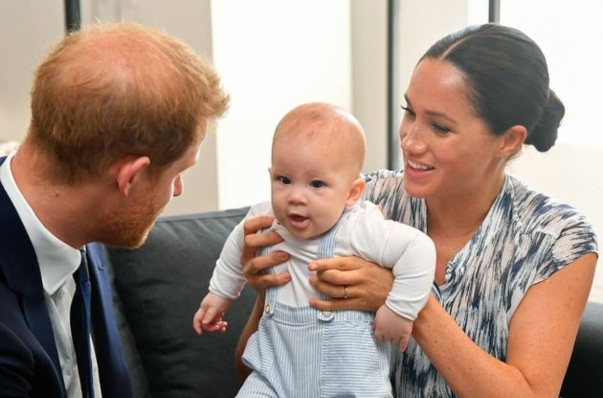Meghan Markle y el príncipe Harry muestran por primera vez a la pequela Lilibet en postal navideña