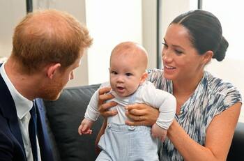 Meghan Markle y el príncipe Harry muestran por primera vez a la pequela Lilibet en postal navideña