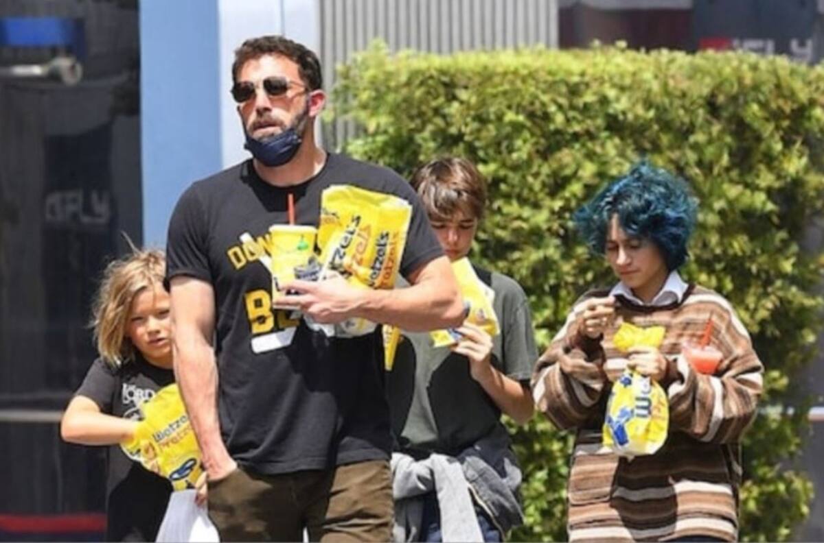 Ben Affleck disfruta de un paseo con sus hijos y con Emme, la hija de su novia JLo