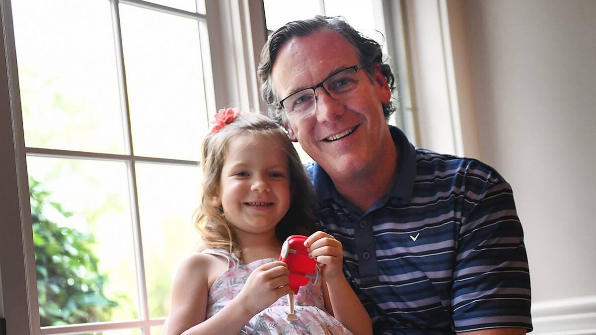 Papá salva la vida de su hija con técnica que aprendió con Steve Carrell en la serie "The Office"