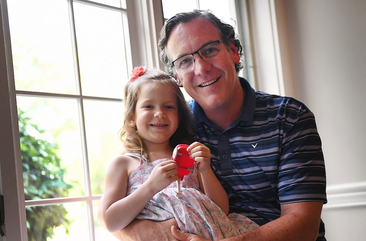 Papá salva la vida de su hija con técnica que aprendió con Steve Carrell en la serie "The Office"