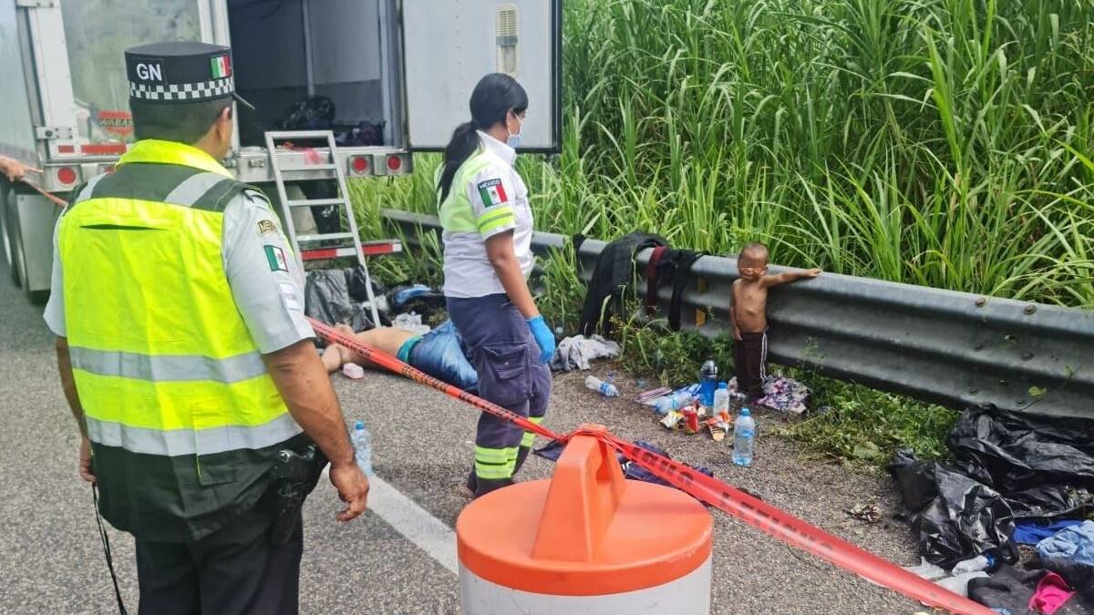 "Polleros" abandonan a niño y a migrantes sobre la carretera en Veracruz