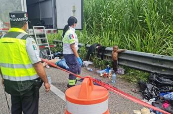 "Polleros" abandonan a niño y a migrantes sobre la carretera en Veracruz