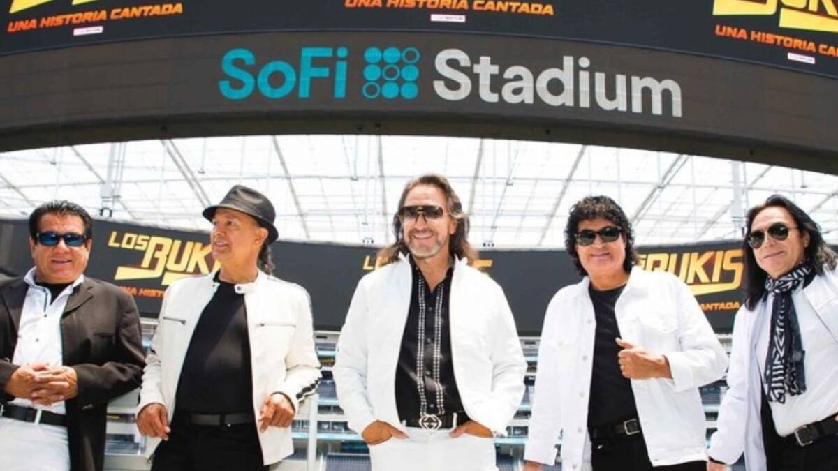 Marco Antonio Solís estuvo presente en el Super Bowl