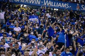 FIFA multa a El Salvador por conducta discriminatoria