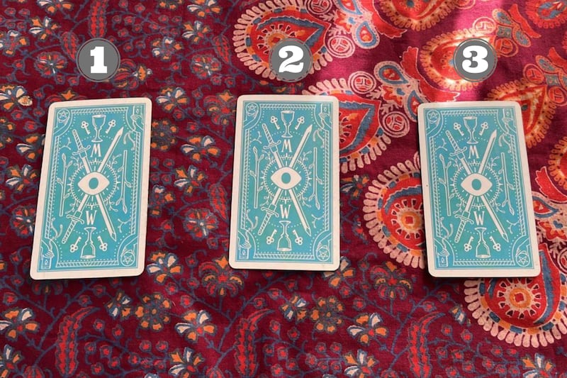 tres cartas del tarot sobre una mesa.