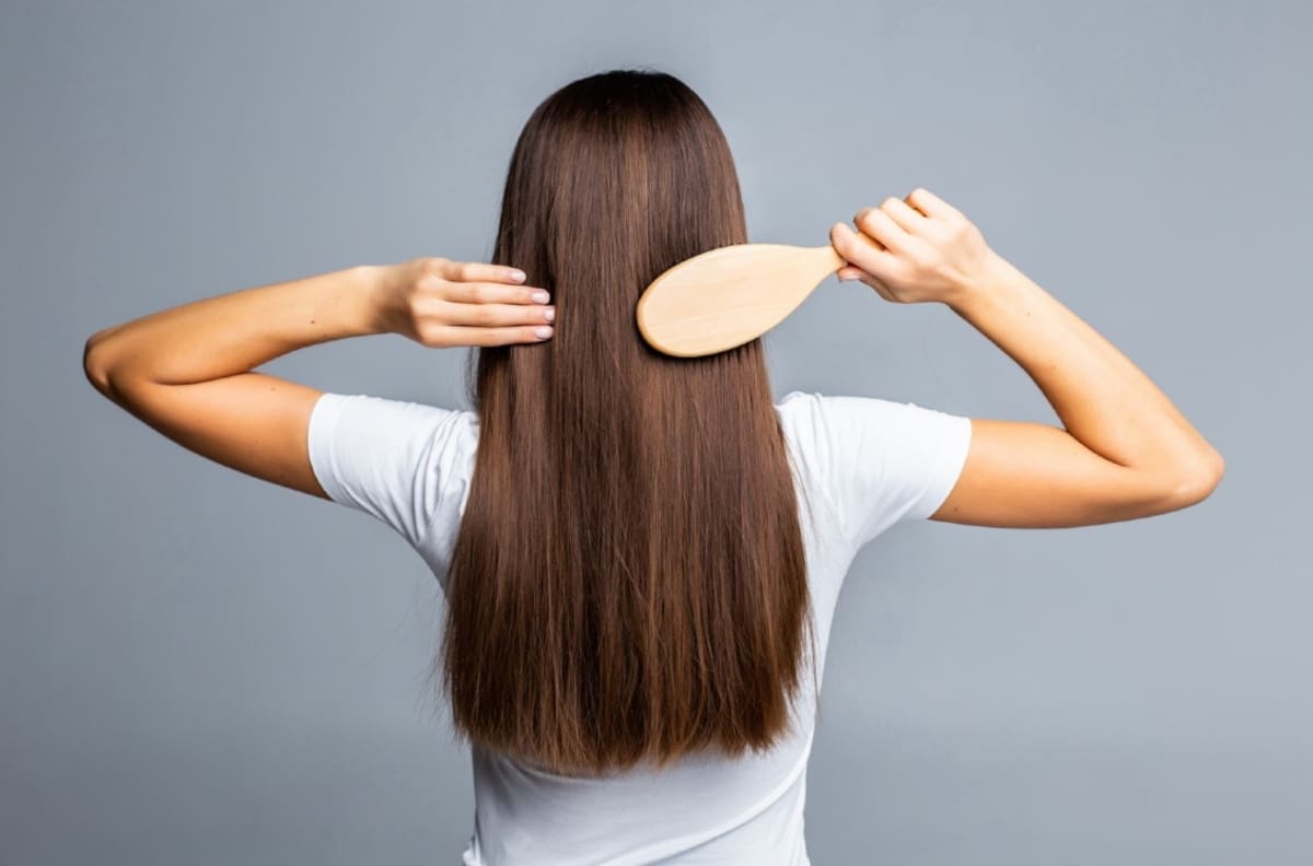 ¿Se te cae el cabello por montones? Sigue estos consejos para estimular su crecimiento