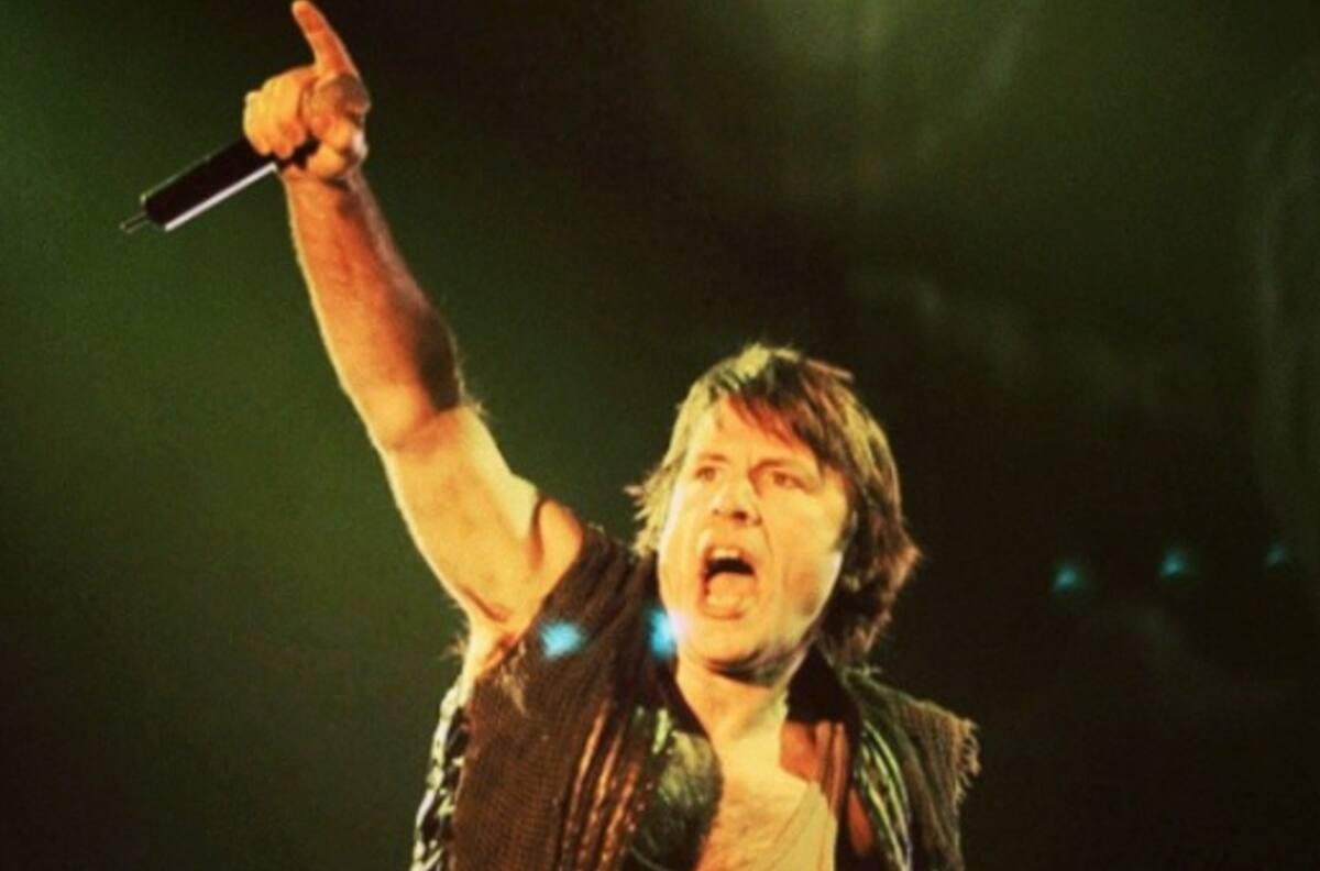 Bruce Dickinson, vocalista de Iron Maiden, da positivo a covid