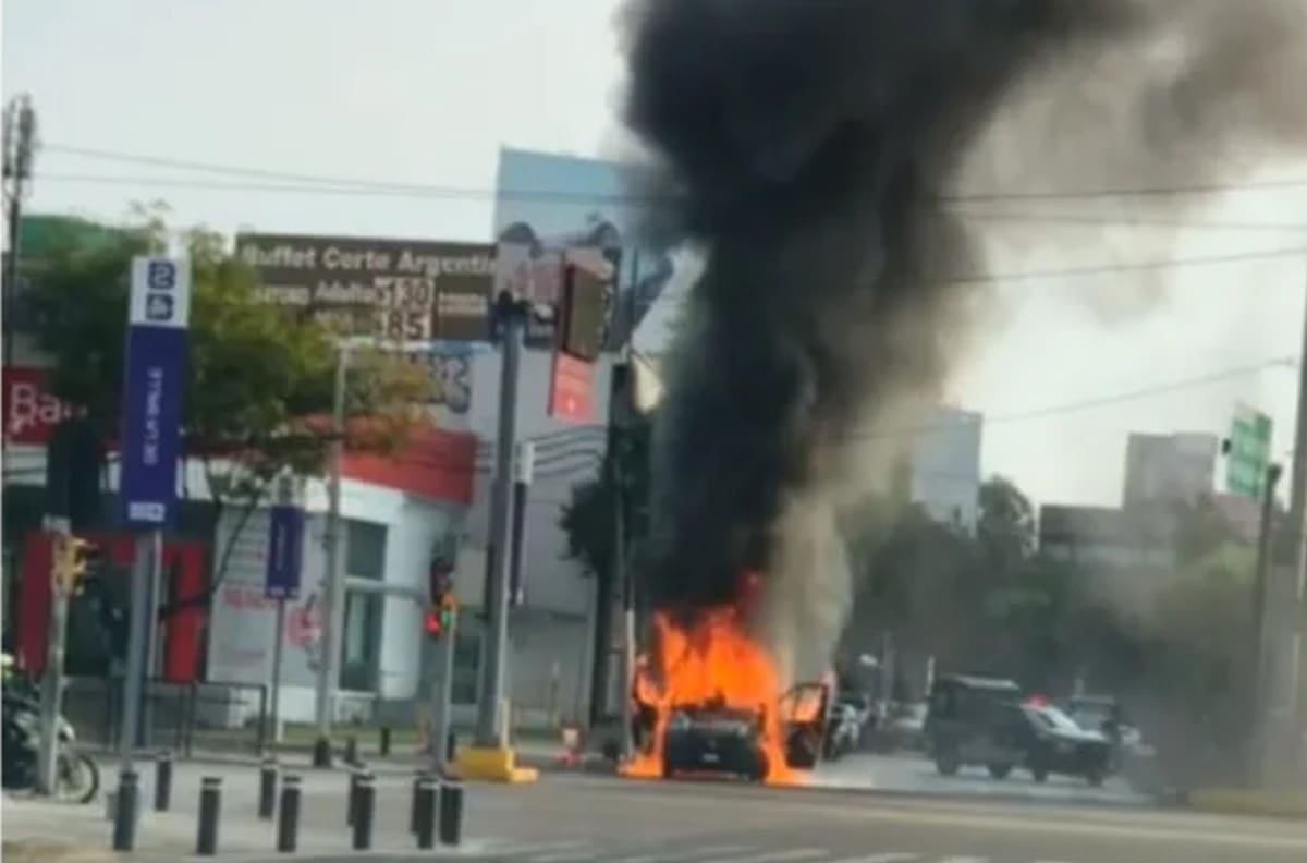 Ambulancia con paciente explota y se incendia en avenida Revolución | VIDEO