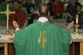 VIDEO | Sacerdote da misa borracho y se vuelve viral