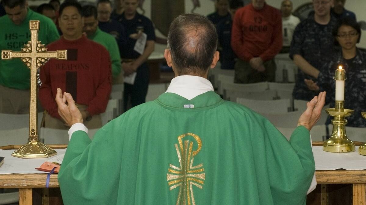 VIDEO | Sacerdote da misa borracho y se vuelve viral