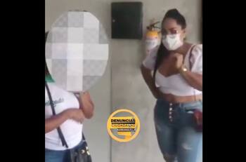 Video: Niegan entrada en escuela a una madre de familia por vestir de manera inapropiada