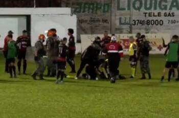 VIDEO: Jugador enfrenta cargos por patear en la cabeza a un árbitro en Brasil